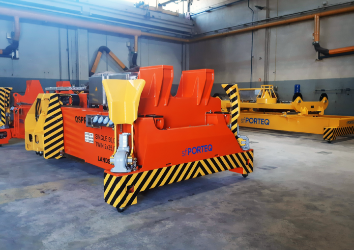 Container spreader